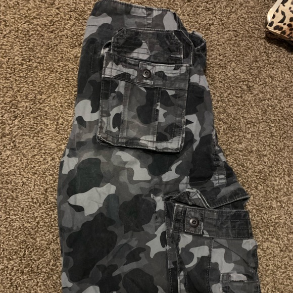 Aeropostale Mens size 31 black/gray camo cargo shorts. - Picture 3 of 3